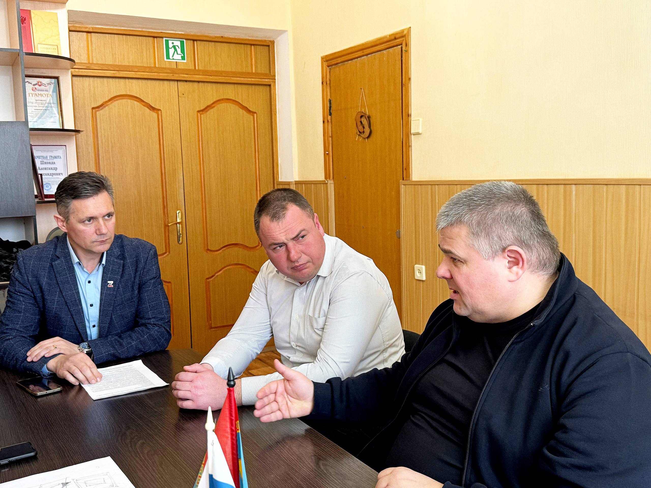 Александр Дудинов: Совместно с заместителем министра курортов и туризма Республики Крым Николаем Волковым, депутатом Госсовета Крыма Жанной Хуторенко, главами прибрежных сельских поселений и сотрудниками профильных отделов...