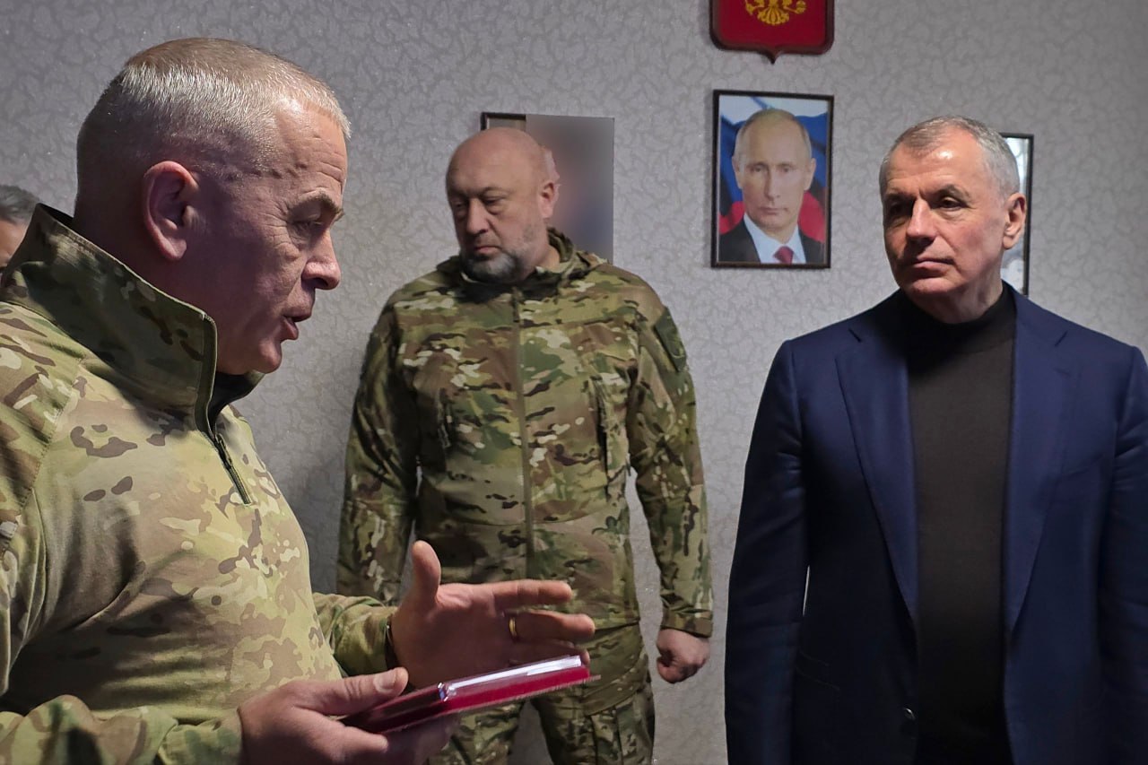 Из Крыма на фронт отправили очередную партию гуманитарной помощи Из Крыма на фронт отправили очередную партию гуманитарной помощи