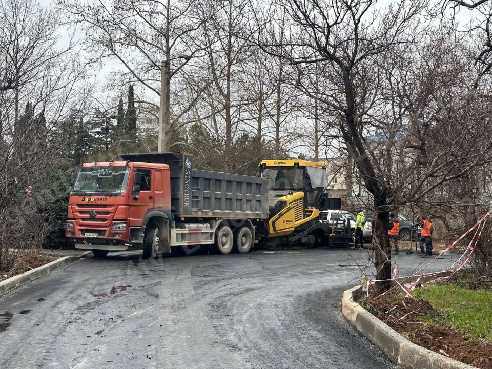1100 квадратных метров асфальта обновили на улице Адмирала Октябрьского 12