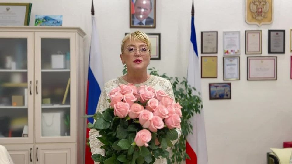 Заместитель Председателя Совета министров - министр финансов Крыма Ирина Кивико поздравляет крымских финансистов с Днем создания финансовых органов Крыма