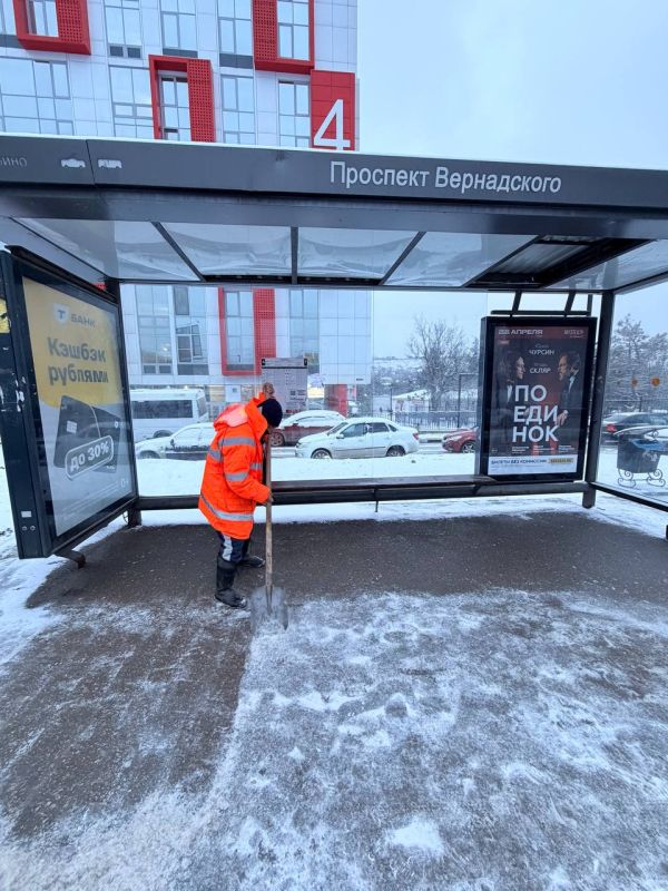 Утро понедельника для городских служб началось с уборки снега и противогололёдной обработки улично-дорожной сети Симферополя Утро понедельника для городских служб началось с уборки снега и противогололёдной обработки улично-дорожной сети Симферополя