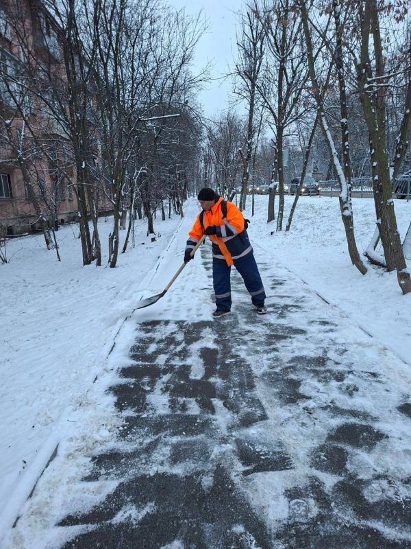 Утро понедельника для городских служб началось с уборки снега и противогололёдной обработки улично-дорожной сети Симферополя Утро понедельника для городских служб началось с уборки снега и противогололёдной обработки улично-дорожной сети Симферополя