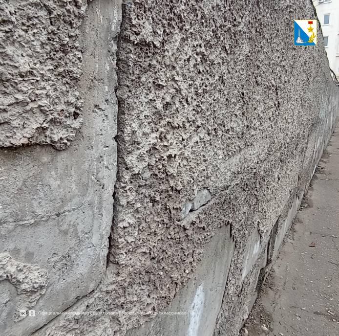 Губернатор Михаил Развожаев поручил проработать предложения по ремонту подпорной стены на проспекте Генерала Острякова