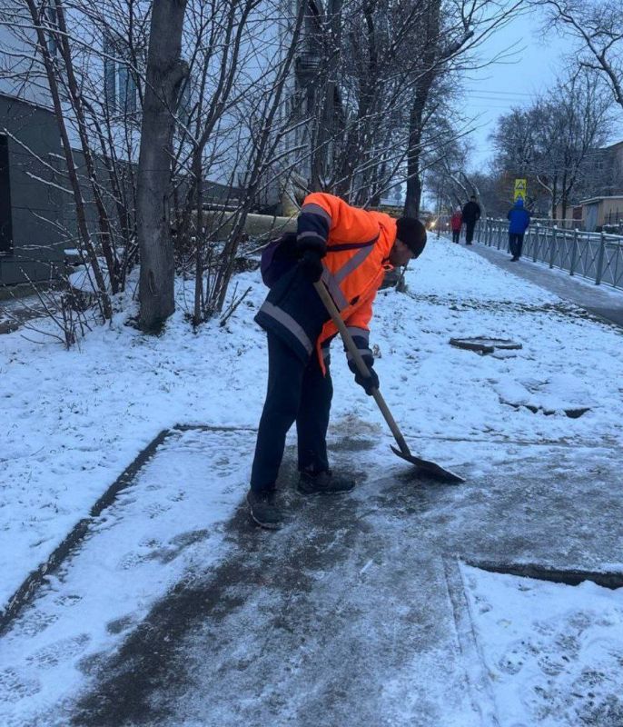 Утро понедельника для городских служб началось с уборки снега и противогололёдной обработки улично-дорожной сети Симферополя Утро понедельника для городских служб началось с уборки снега и противогололёдной обработки улично-дорожной сети Симферополя