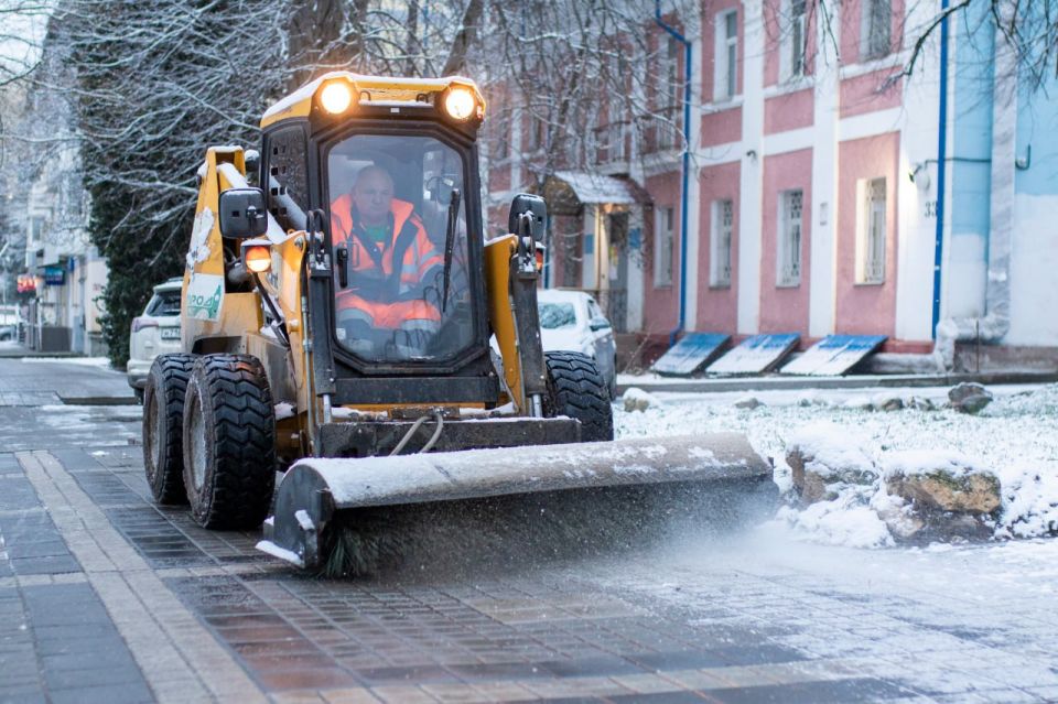 Утро понедельника для городских служб началось с уборки снега и противогололёдной обработки улично-дорожной сети Симферополя Утро понедельника для городских служб началось с уборки снега и противогололёдной обработки улично-дорожной сети Симферополя