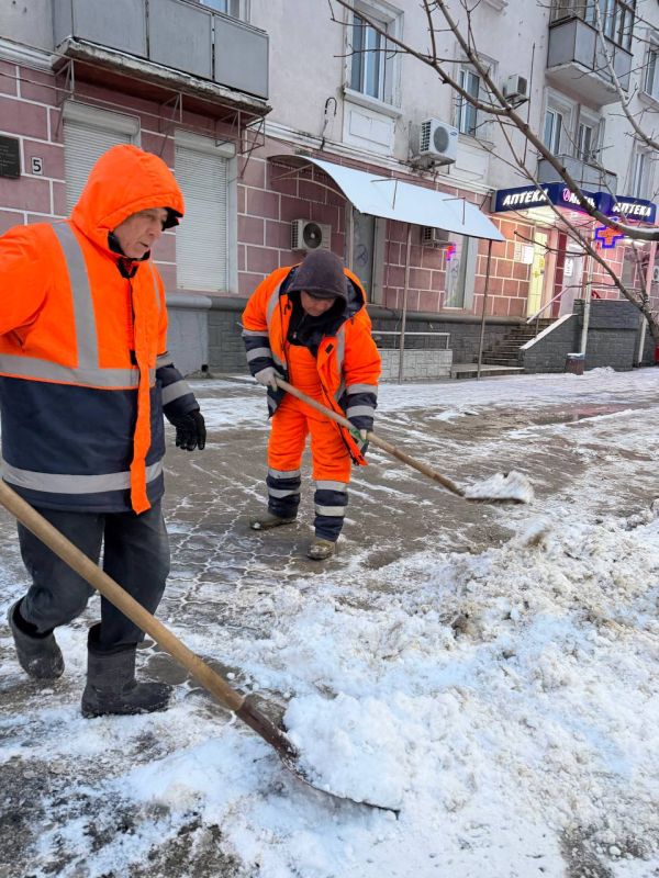 Утро понедельника для городских служб началось с уборки снега и противогололёдной обработки улично-дорожной сети Симферополя Утро понедельника для городских служб началось с уборки снега и противогололёдной обработки улично-дорожной сети Симферополя