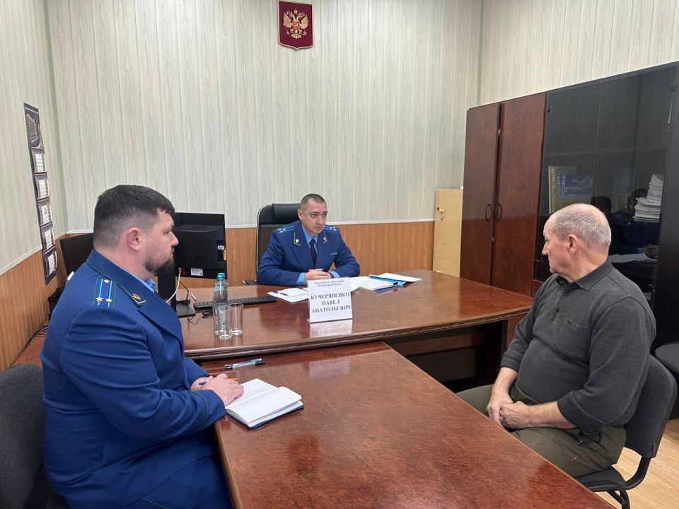 Заместитель прокурора Крыма Павел Кучерявенко в минувшую среду провел выездной прием жителей Красногвардейского района Заместитель прокурора Крыма Павел Кучерявенко в минувшую среду провел выездной прием жителей Красногвардейского района