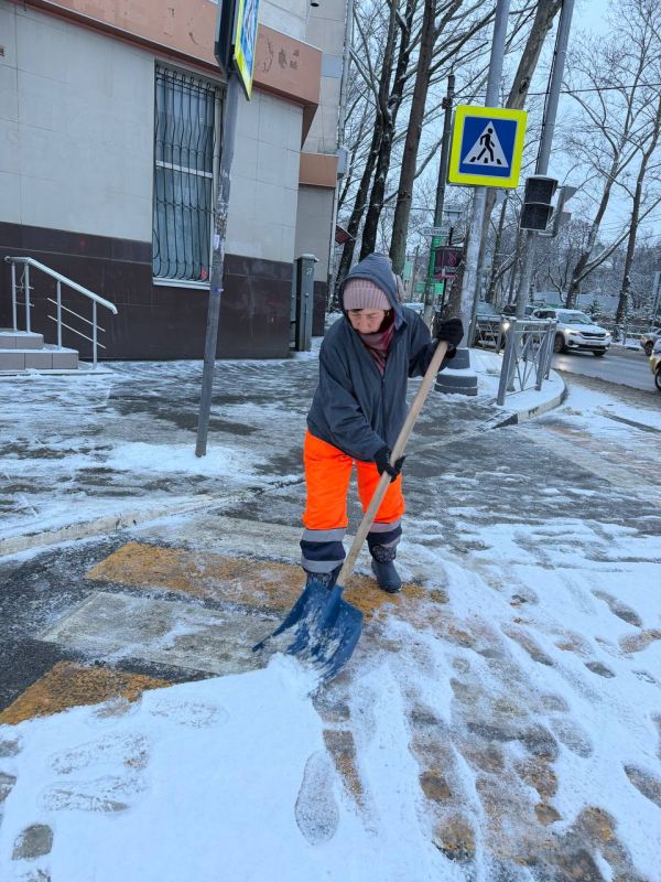 Утро понедельника для городских служб началось с уборки снега и противогололёдной обработки улично-дорожной сети Симферополя Утро понедельника для городских служб началось с уборки снега и противогололёдной обработки улично-дорожной сети Симферополя