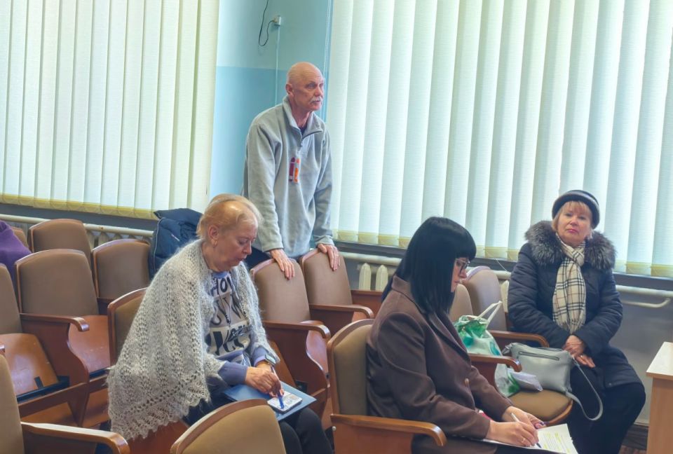 Глава администрации района Александр Харламов провел аппаратное совещание по социально значимым вопросам района с руководителями структурных подразделений администрации, организаций и служб Советского района с участием... Глава администрации района Александр Харламов провел аппаратное совещание по социально значимым вопросам района с руководителями структурных подразделений администрации, организаций и служб Советского района с участием...