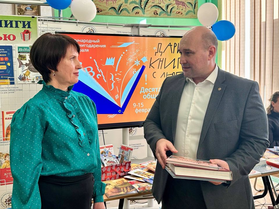 Владимир Немцев: В Центральной городской детской библиотеке им. А.П. Гайдара принял участие в старте десятой общероссийской акции «Дарите книги с любовью» Владимир Немцев: В Центральной городской детской библиотеке им. А.П. Гайдара принял участие в старте десятой общероссийской акции «Дарите книги с любовью»