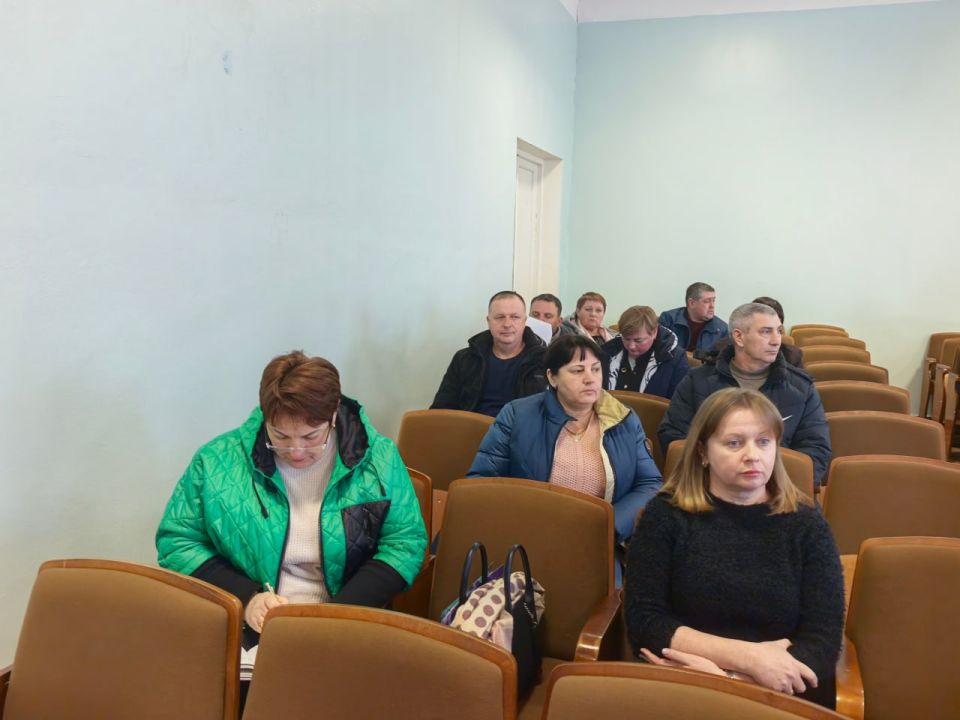 Глава администрации района Александр Харламов провел аппаратное совещание по социально значимым вопросам района с руководителями структурных подразделений администрации, организаций и служб Советского района с участием... Глава администрации района Александр Харламов провел аппаратное совещание по социально значимым вопросам района с руководителями структурных подразделений администрации, организаций и служб Советского района с участием...