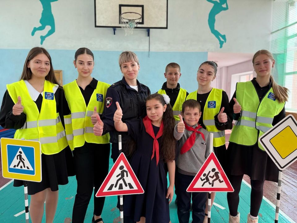 Сотрудники Госавтоинспекции Советского района и команда ЮИД провели обучающее занятие со школьниками