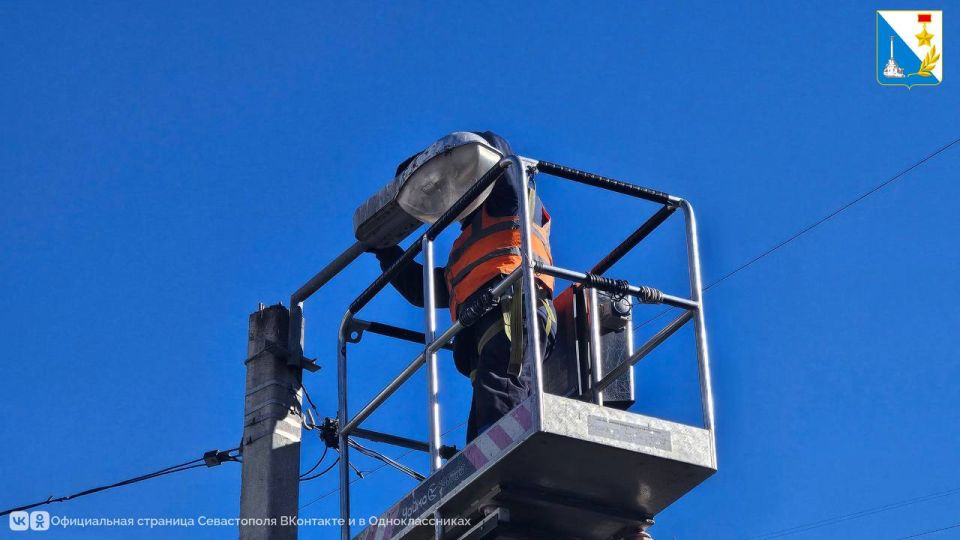 «Горсвет» ремонтирует уличные фонари на проспекте Октябрьской Революции «Горсвет» ремонтирует уличные фонари на проспекте Октябрьской Революции