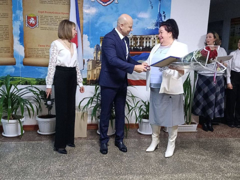 Глава администрации Советского района Александр Харламов посетил с рабочим визитом Советскую среднюю школу № 1. В образовательном учреждении состоялась торжественная памятная линейка, приуроченная ко Дню памяти россиян... Глава администрации Советского района Александр Харламов посетил с рабочим визитом Советскую среднюю школу № 1. В образовательном учреждении состоялась торжественная памятная линейка, приуроченная ко Дню памяти россиян...