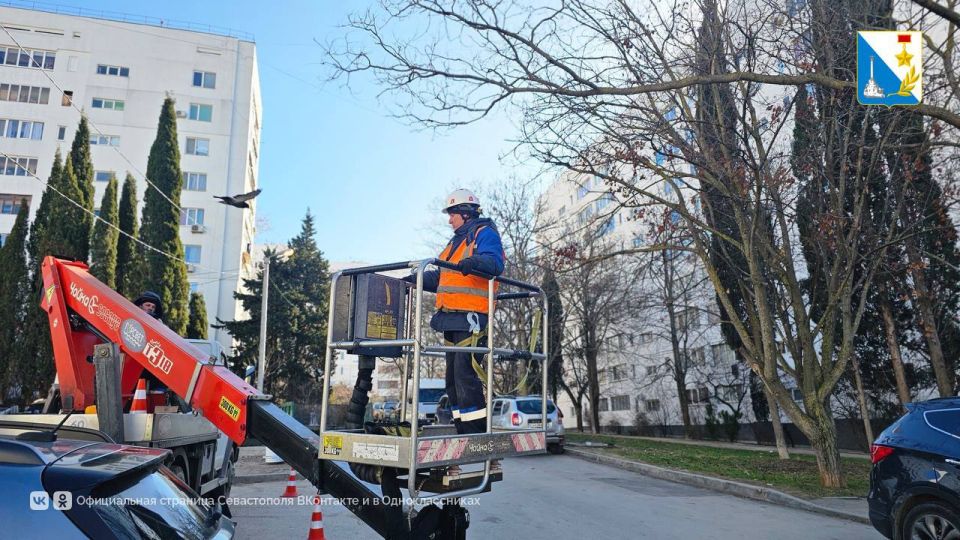 «Горсвет» ремонтирует уличные фонари на проспекте Октябрьской Революции «Горсвет» ремонтирует уличные фонари на проспекте Октябрьской Революции