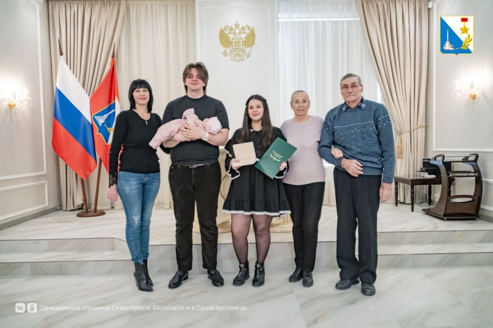 С начала года Нахимовский ЗАГС выдал более ста памятных медалей «Родившемуся в Городе-Герое Севастополе»