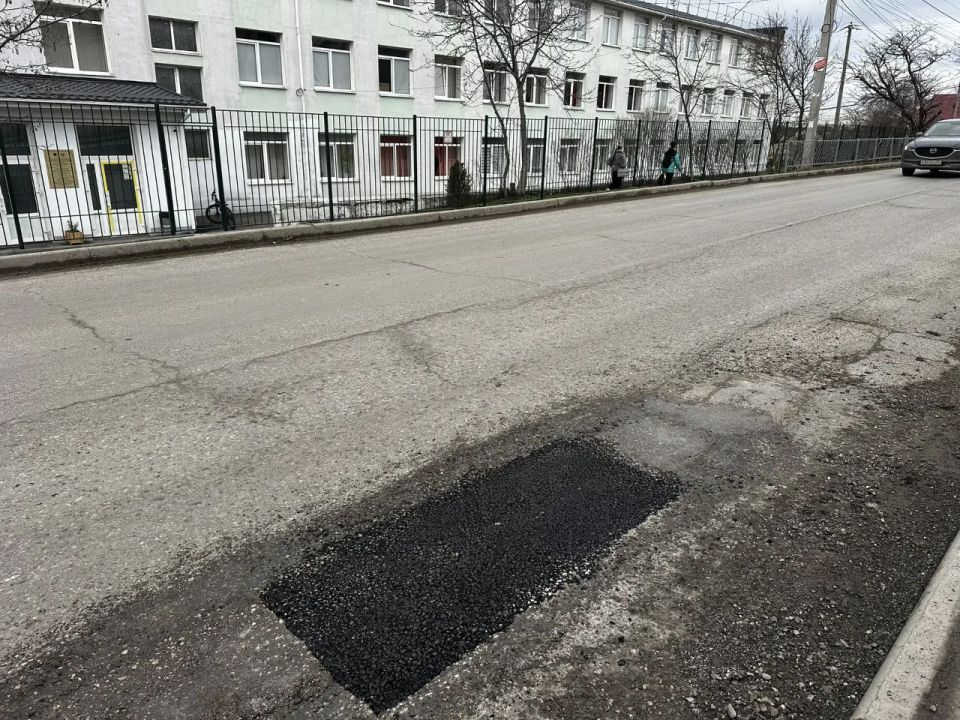 Продолжаем выполнять аварийный ямочный ремонт на дорогах Крыма! Продолжаем выполнять аварийный ямочный ремонт на дорогах Крыма!