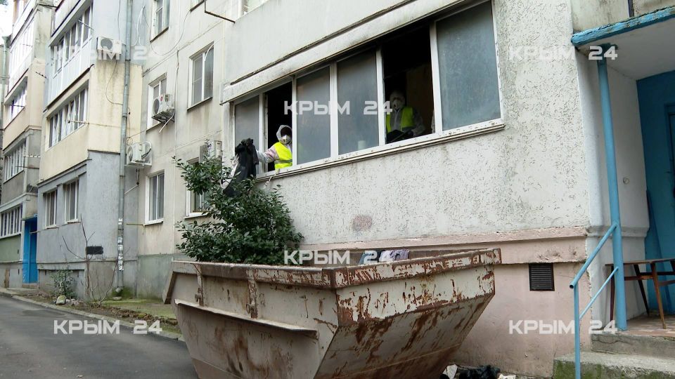 15 кубометров хлама вывезли из дома на улице Сурикова в Алупке