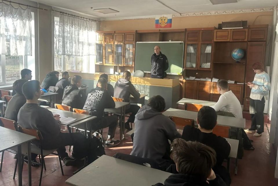 Сотрудники транспортной полиции Крыма провели акцию «Неделя безопасного Интернета» среди школьников и студентов