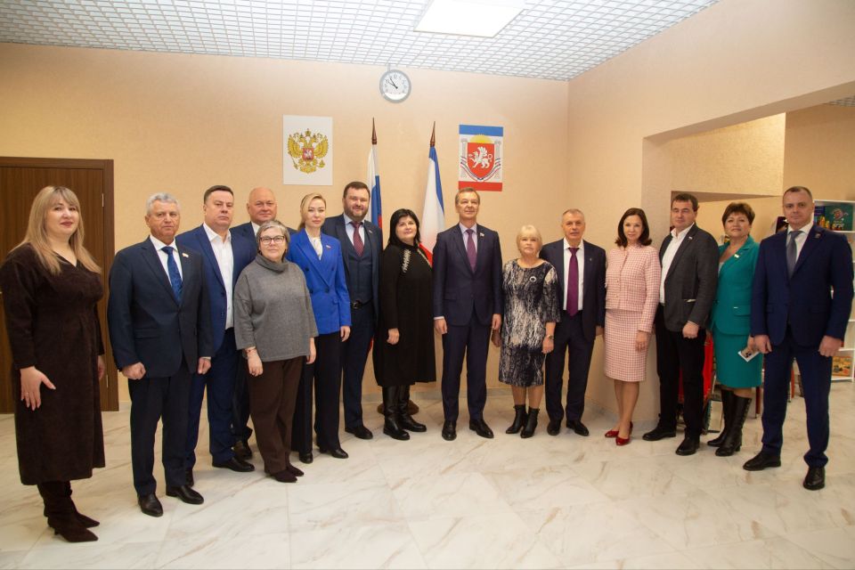 Владимир Константинов: В Крым с рабочим визитом прибыли сенаторы и депутаты Государственной Думы РФ, члены Правительства России Владимир Константинов: В Крым с рабочим визитом прибыли сенаторы и депутаты Государственной Думы РФ, члены Правительства России