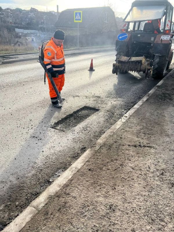 Продолжаем выполнять аварийный ямочный ремонт на дорогах Крыма! Продолжаем выполнять аварийный ямочный ремонт на дорогах Крыма!