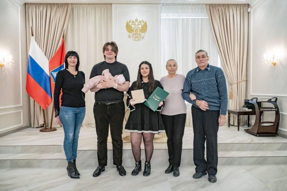 В Нахимовском ЗАГСе с начала года выдали более ста медалей новорождённым