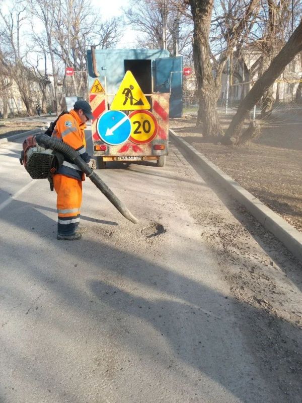 Продолжаем выполнять аварийный ямочный ремонт на дорогах Крыма!