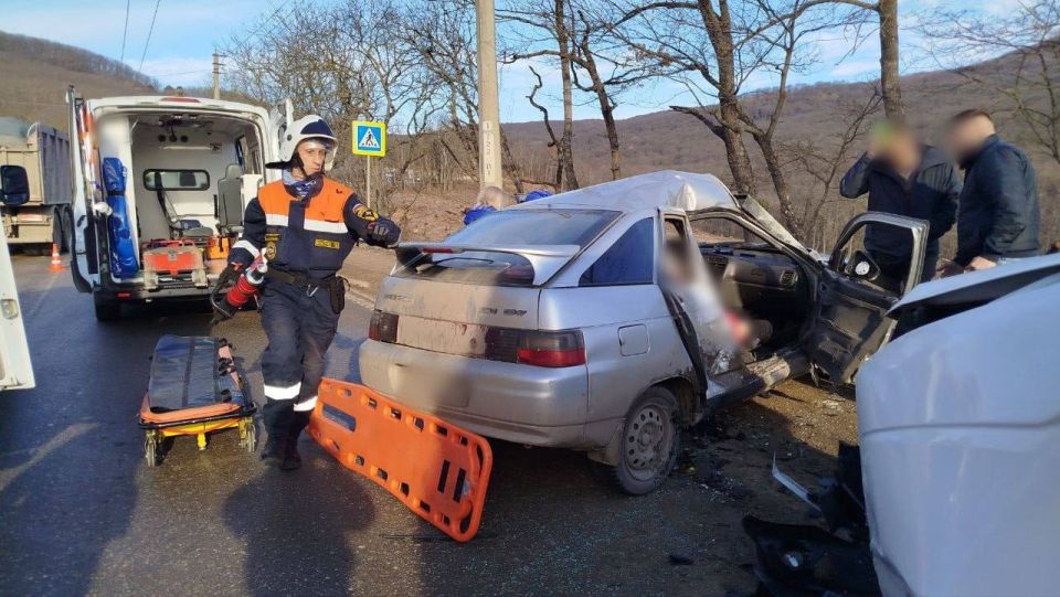 Микроавтобус и легковушка столкнулись на трассе Симферополь – Ялта