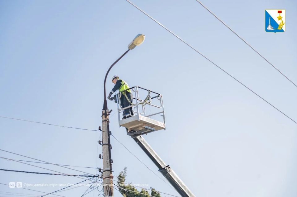 «Горсвет» ремонтирует уличные светильники на улице Истомина «Горсвет» ремонтирует уличные светильники на улице Истомина