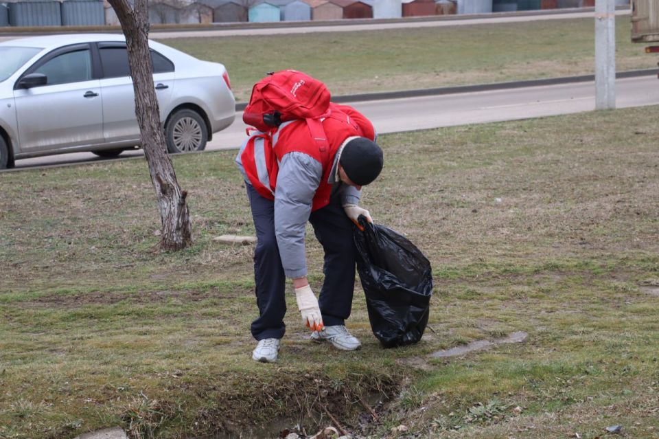 Продолжается систематическая уборка межквартальных пространств бригадами в красных жилетах Продолжается систематическая уборка межквартальных пространств бригадами в красных жилетах