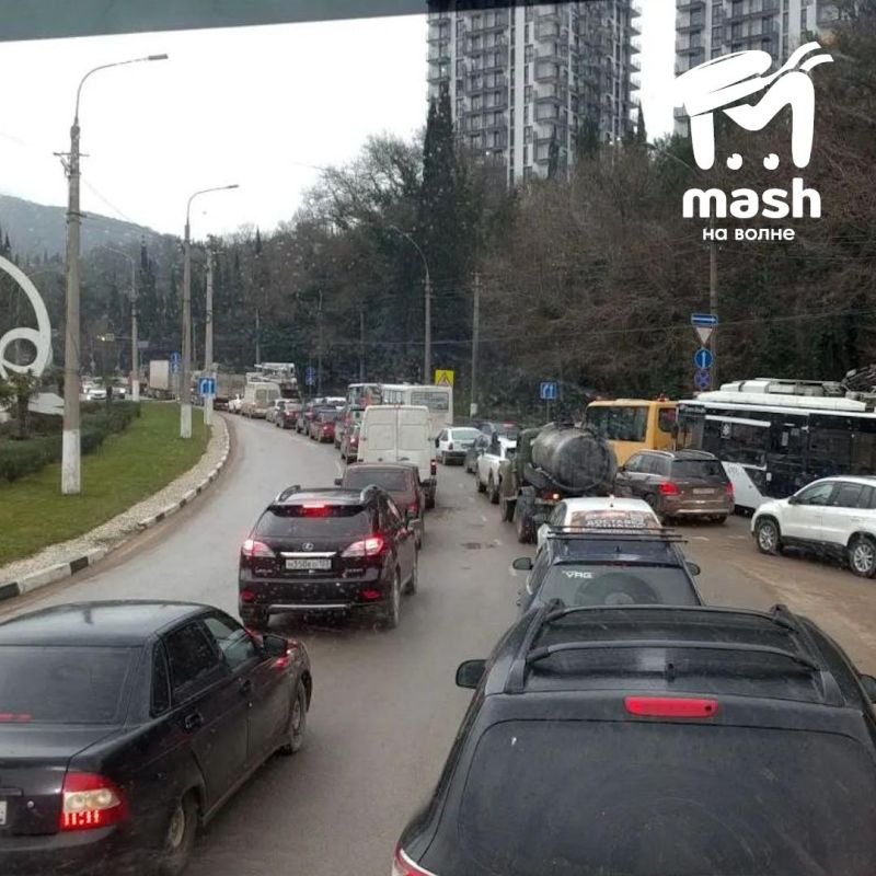 Подписка на сервисы? А может лучше подписка на ялтинские пробки? На девять месяцев Подписка на сервисы? А может лучше подписка на ялтинские пробки? На девять месяцев