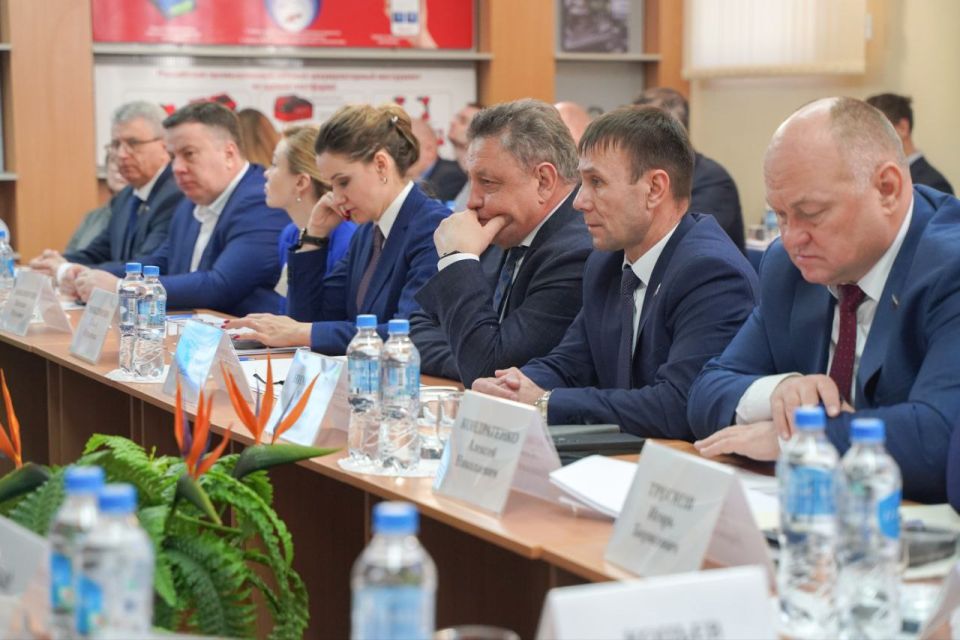 Делегация представителей Совета Федерации Федерального Собрания РФ посетила Республику Крым с рабочим визитом Делегация представителей Совета Федерации Федерального Собрания РФ посетила Республику Крым с рабочим визитом