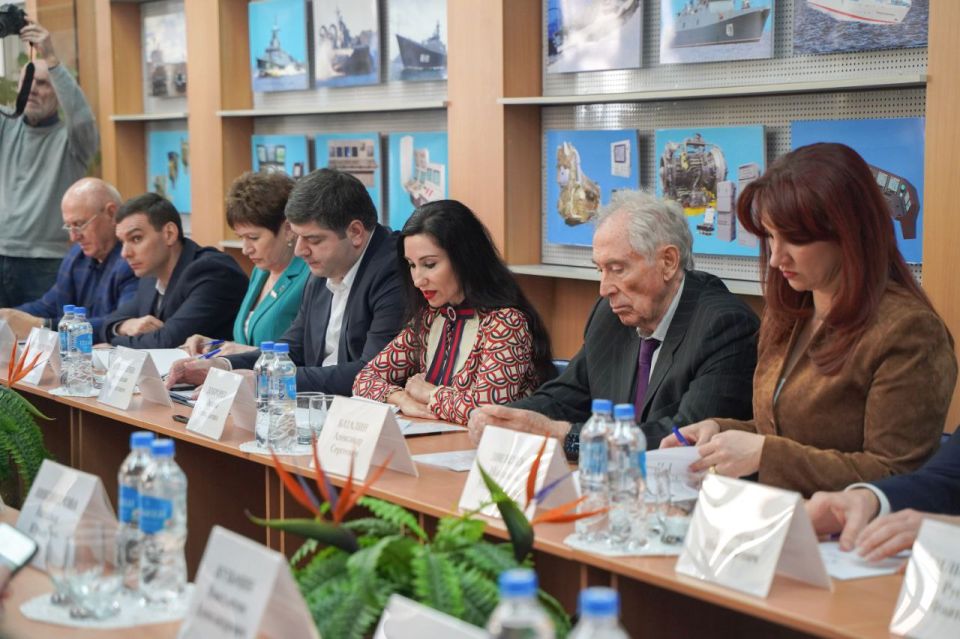 Делегация представителей Совета Федерации Федерального Собрания РФ посетила Республику Крым с рабочим визитом Делегация представителей Совета Федерации Федерального Собрания РФ посетила Республику Крым с рабочим визитом