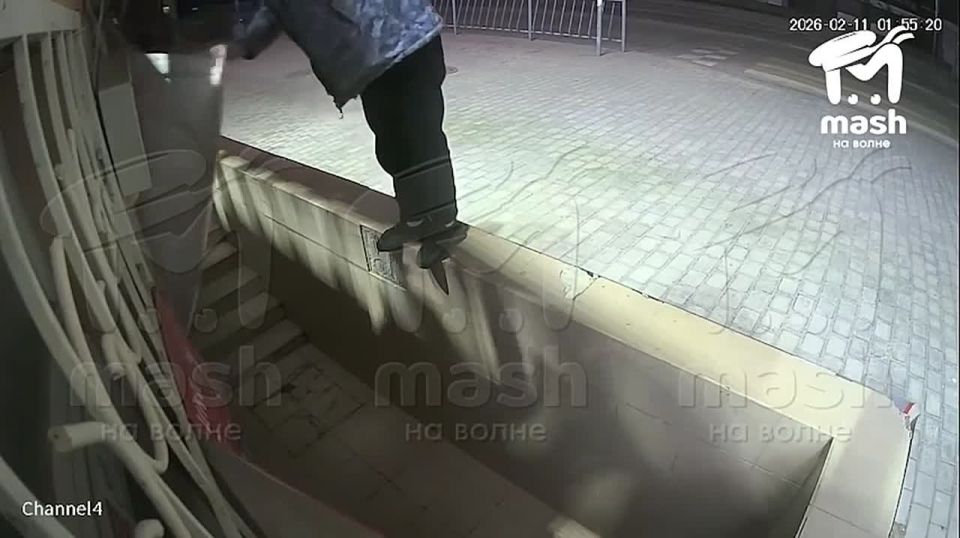 Привередливый мужчина срезал ВСЕ рекламные баннеры на иностранном языке в одном районе Севастополя