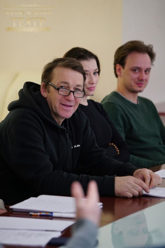 Помните эти сосредоточенные взгляды в листы бумаги? Помните эти сосредоточенные взгляды в листы бумаги?