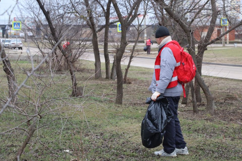 Продолжается систематическая уборка межквартальных пространств бригадами в красных жилетах Продолжается систематическая уборка межквартальных пространств бригадами в красных жилетах