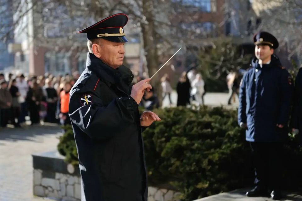 Коллектив Культурного центра МВД по Республике Крым принял участие в открытии памятника преподавателям — участникам Великой Отечественной войны Коллектив Культурного центра МВД по Республике Крым принял участие в открытии памятника преподавателям — участникам Великой Отечественной войны
