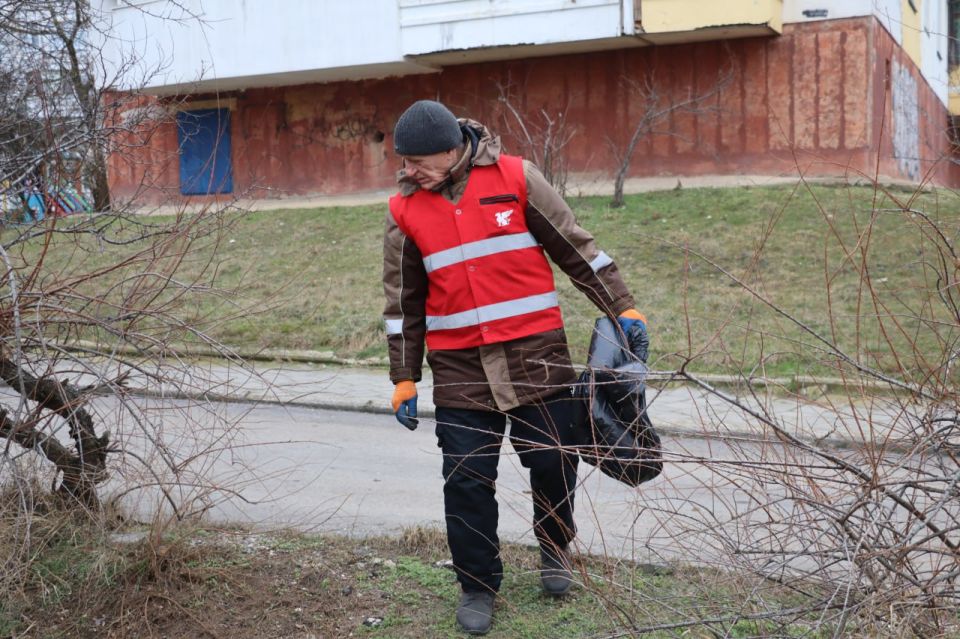 Продолжается систематическая уборка межквартальных пространств бригадами в красных жилетах Продолжается систематическая уборка межквартальных пространств бригадами в красных жилетах