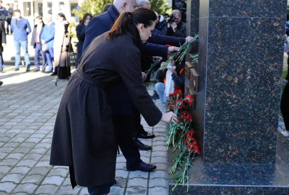 Коллектив Культурного центра МВД по Республике Крым принял участие в открытии памятника преподавателям — участникам Великой Отечественной войны Коллектив Культурного центра МВД по Республике Крым принял участие в открытии памятника преподавателям — участникам Великой Отечественной войны