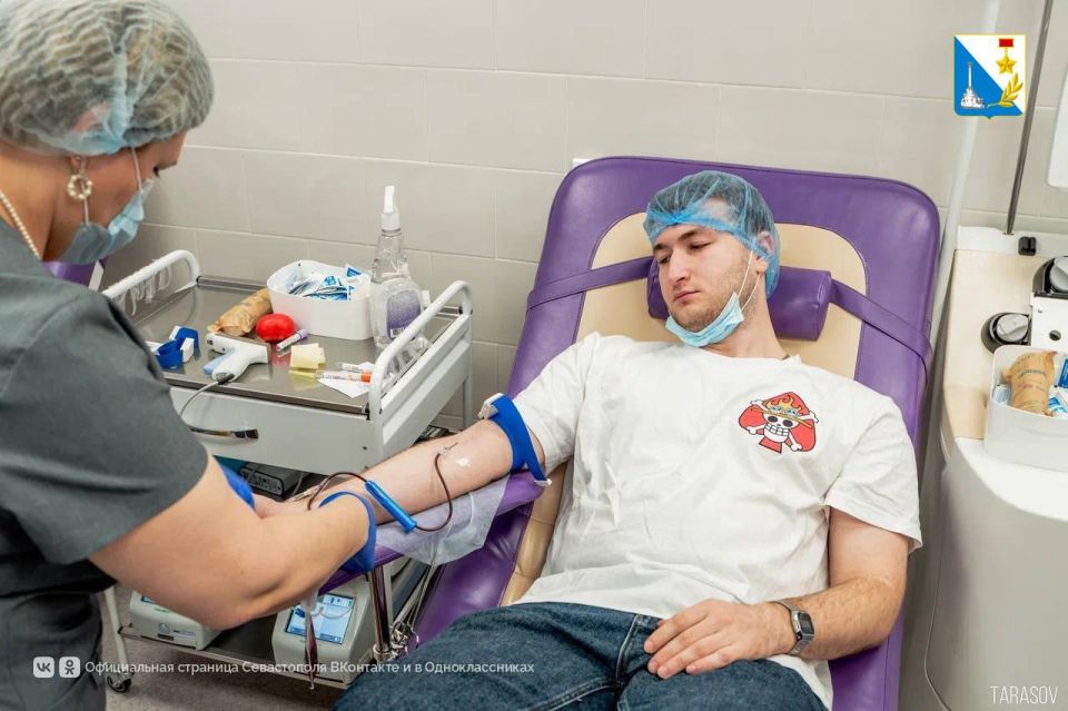 42 бойца студенческих отрядов Севастополя стали донорами крови 42 бойца студенческих отрядов Севастополя стали донорами крови