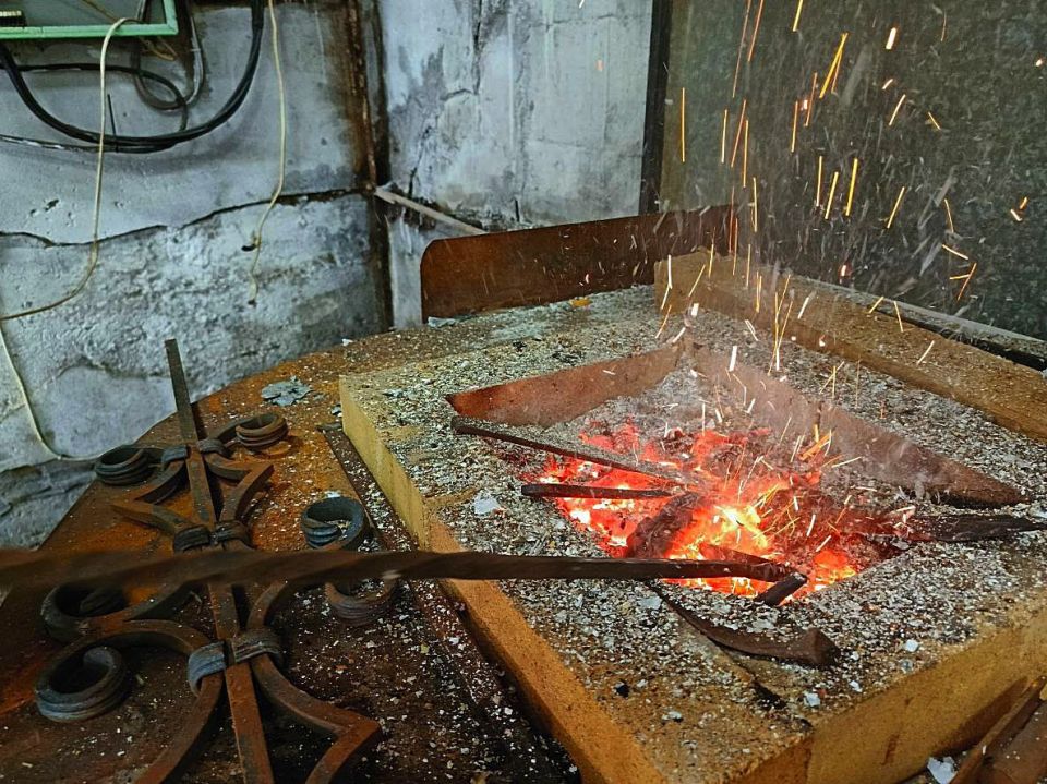 "Куют и красят металл": в Крыму ветеран СВО с единомышленниками запускает производство
