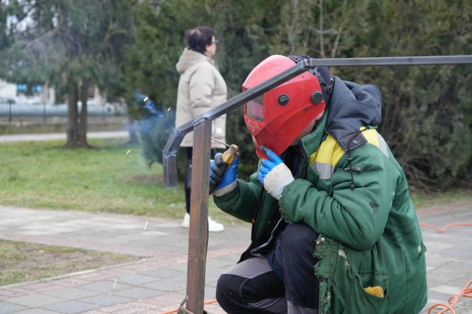 По поручению главы администрации Олега Каторгина сотрудники Службы городского хозяйства проводят восстановление плиточного покрытия в пешеходной зоне на ул. Пирогова. На отдельных участках бульвара требовался ремонт: рабочие... По поручению главы администрации Олега Каторгина сотрудники Службы городского хозяйства проводят восстановление плиточного покрытия в пешеходной зоне на ул. Пирогова. На отдельных участках бульвара требовался ремонт: рабочие...