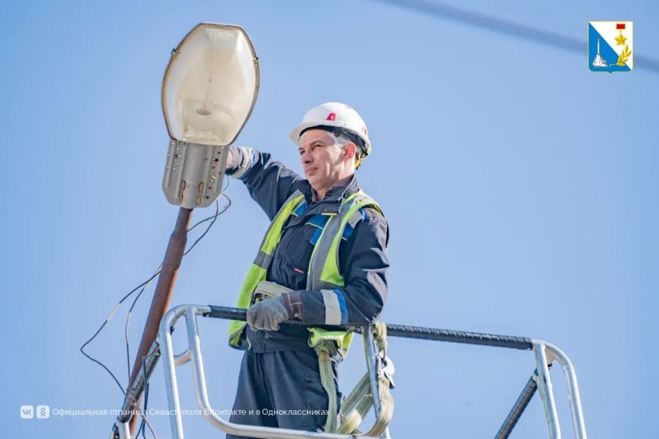 «Горсвет» ремонтирует уличные светильники на улице Истомина