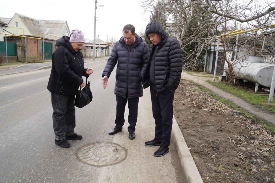 Глава администрации Керчи Олег Каторгин продолжает практику выездных встреч, лично вникая в проблемы, с которыми сталкиваются жители города с целью найти эффективное решение Глава администрации Керчи Олег Каторгин продолжает практику выездных встреч, лично вникая в проблемы, с которыми сталкиваются жители города с целью найти эффективное решение