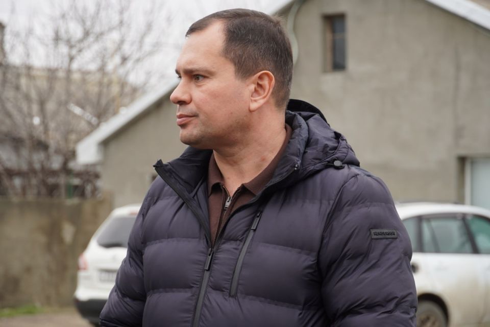 Глава администрации Керчи Олег Каторгин продолжает практику выездных встреч, лично вникая в проблемы, с которыми сталкиваются жители города с целью найти эффективное решение Глава администрации Керчи Олег Каторгин продолжает практику выездных встреч, лично вникая в проблемы, с которыми сталкиваются жители города с целью найти эффективное решение