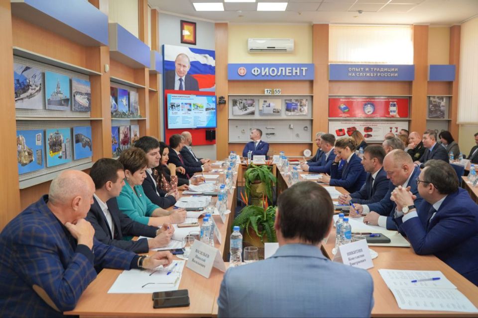 Делегация представителей Совета Федерации Федерального Собрания РФ посетила Республику Крым с рабочим визитом Делегация представителей Совета Федерации Федерального Собрания РФ посетила Республику Крым с рабочим визитом