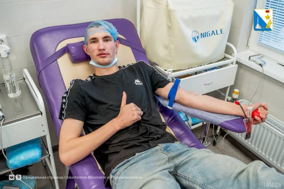 42 бойца студенческих отрядов Севастополя стали донорами крови 42 бойца студенческих отрядов Севастополя стали донорами крови