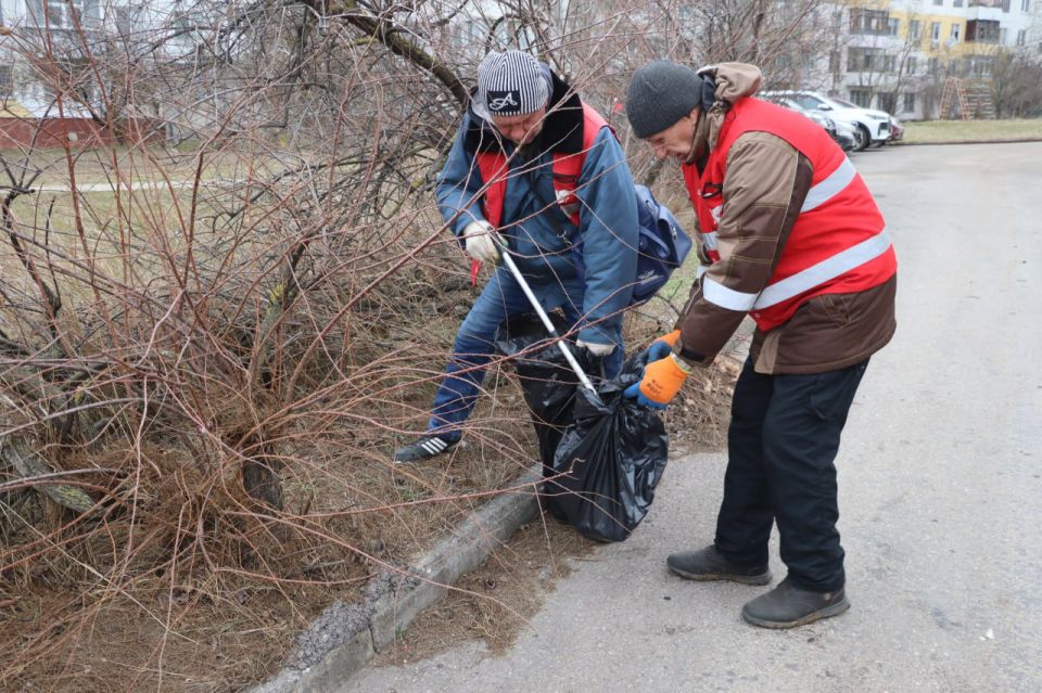 Продолжается систематическая уборка межквартальных пространств бригадами в красных жилетах Продолжается систематическая уборка межквартальных пространств бригадами в красных жилетах