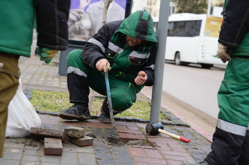 По поручению главы администрации Олега Каторгина сотрудники Службы городского хозяйства проводят восстановление плиточного покрытия в пешеходной зоне на ул. Пирогова. На отдельных участках бульвара требовался ремонт: рабочие... По поручению главы администрации Олега Каторгина сотрудники Службы городского хозяйства проводят восстановление плиточного покрытия в пешеходной зоне на ул. Пирогова. На отдельных участках бульвара требовался ремонт: рабочие...