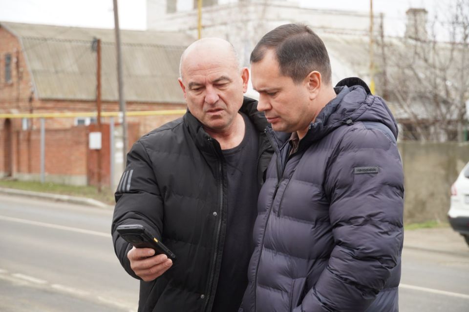 Глава администрации Керчи Олег Каторгин продолжает практику выездных встреч, лично вникая в проблемы, с которыми сталкиваются жители города с целью найти эффективное решение Глава администрации Керчи Олег Каторгин продолжает практику выездных встреч, лично вникая в проблемы, с которыми сталкиваются жители города с целью найти эффективное решение